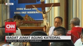 VIDEO: Jemaat Katolik Padati Katedral saat Ibadat Jumat Agung