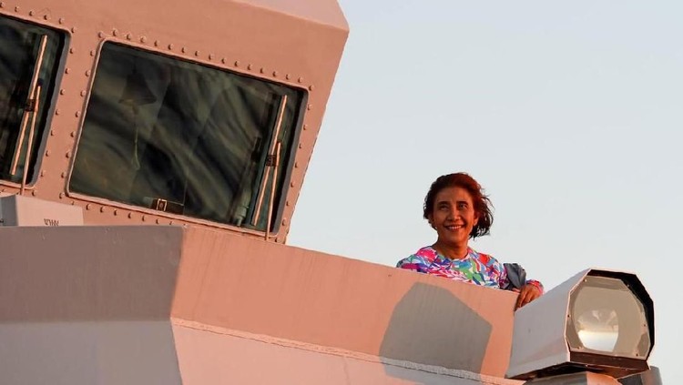 Menteri Kelautan dan Perikanan, Susi Pudjiastuti menikmati sunset bersama putri tercintanya, Nadine Kaiser. So sweet!