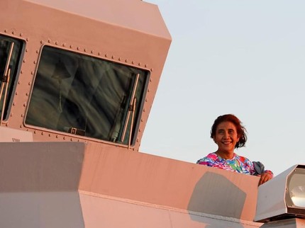 Momen Manis Menteri Susi Pudjiastuti Nikmati Sunset dengan Anak