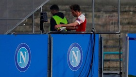 Netizen Yakin Monreal Buang Hajat di Laga Napoli vs Arsenal
