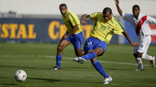 Rivaldo yang meginjak usia ke-47 tahun pada 19 April 2019 merupakan salah satu peraih Ballon d'Or dengan kemampuan piawai memanfaatkan kondisi lapangan.