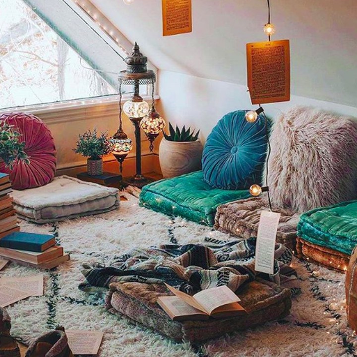 <p>Hindari perabot yang memiliki warna tak senada dengan tembok. Terlalu banyak warna akan membuat ruangan semakin sempit. (Foto: Instagram @olivra.homedecor)</p>