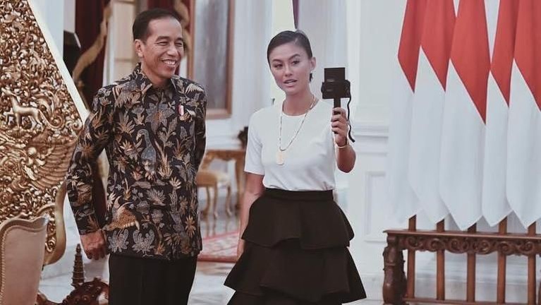 Memperingati Hari Kartini yang jatuh pada 21 April, Insertlive menampilkan deretan foto Agnez Mo yang berprestasi dan dianggap sebagai Kartini millenial.