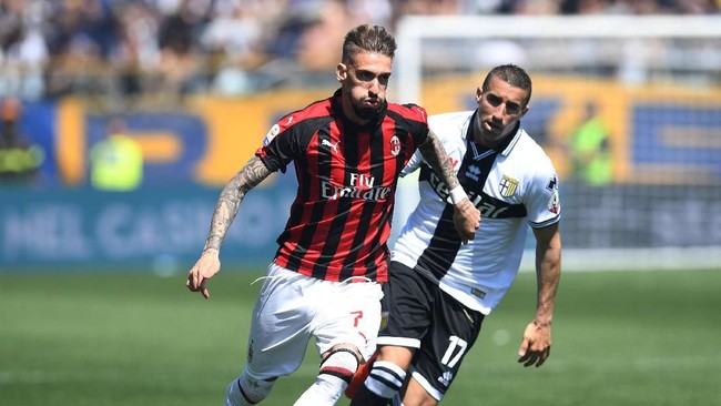 AC Milan hanya bisa bermain imbang 1-1 saat dijamu Parma pada pekan ke-33 Liga Italia sehingga gagal mendekati perolehan poin Inter Milan.