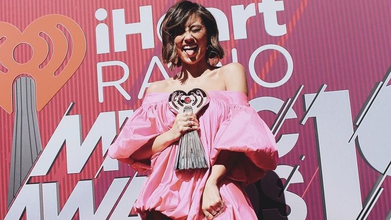 Memperingati Hari Kartini yang jatuh pada 21 April, Insertlive menampilkan deretan foto Agnez Mo yang berprestasi dan dianggap sebagai Kartini millenial.