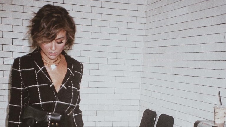 Memperingati Hari Kartini yang jatuh pada 21 April, Insertlive menampilkan deretan foto Agnez Mo yang berprestasi dan dianggap sebagai Kartini millenial.