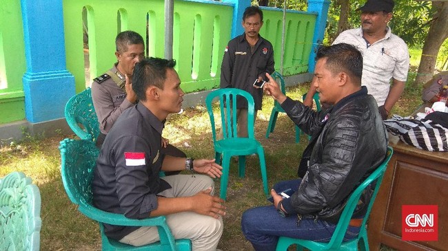 Perdebatan dipicu oleh PPK yang melarang saksi utusan Bawaslu untuk mengikuti proses rekapitulasi dan mengambil gambar.