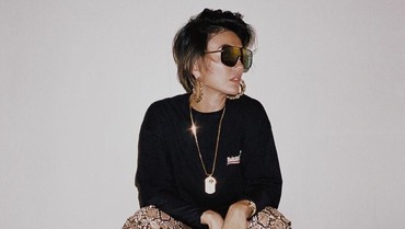 img-title Agnez Mo Pakai Kaus Kaki Harga 1,6 Juta, Netizen: Bisa Bau Gak Ya?
