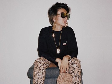 Agnez Mo Pakai Kaus Kaki Harga 1,6 Juta, Netizen: Bisa Bau Gak Ya?