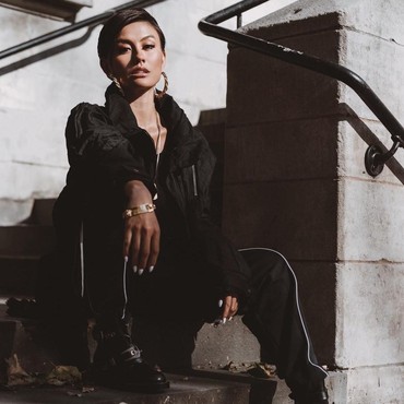 Agnez Mo Teteskan Air Mata karena Dihujat Tidak Nasionalis