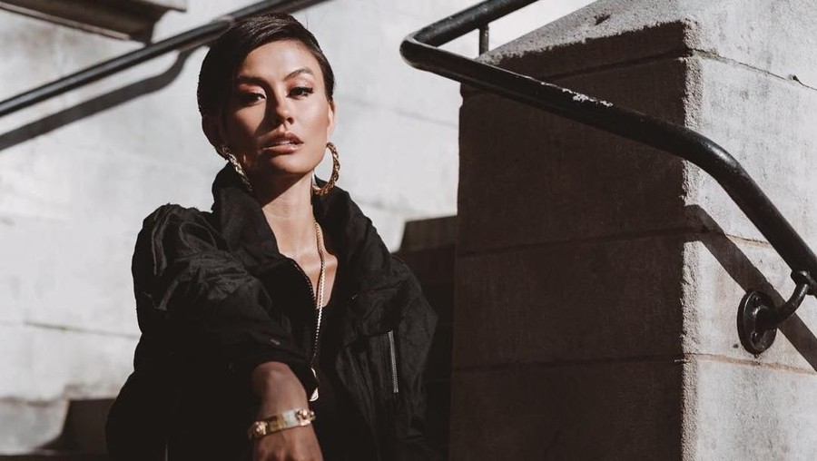 Agnez Mo teteskan air mata dalam siaran langsung dengan Deddy Corbuzier.