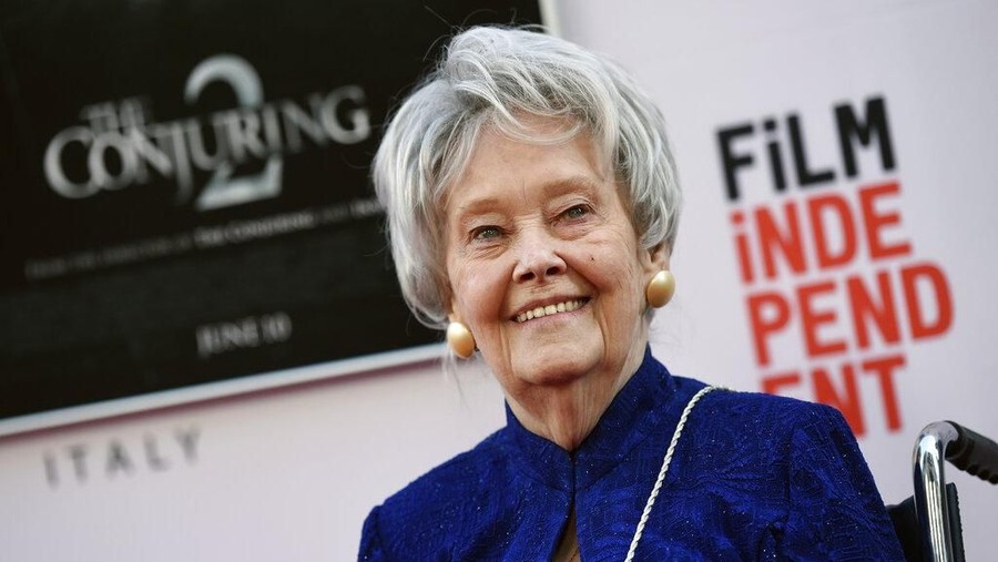 Lorraine Warren, Paranormal Terkenal Meninggal Dunia di Usia 92 Tahun Kisah hidupnya sebagai paranormal dan pemburu hantu diangkat dalam film The Conjuring.