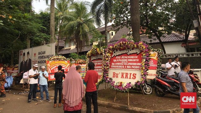 Wahyudi, relawan asal Depok mengaku sudah sejak Sabtu (20/4) pagi, berada di depan kediaman Prabowo. Ia ingin melihat sekaligus merayakan kemenangan Prabowo.