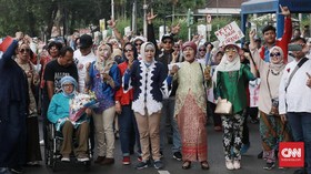 Emak-emak 'Prabowo' Beraksi di KPU, Kirim Kembang Anti-Curang