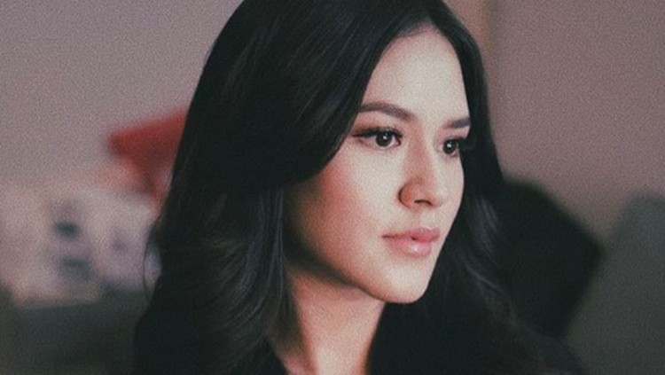 Raisa Andriana terkenal akan suara merdu dan lagu ngehit. Istri Hamish Daud ini juga sempat trending di medsos karena sebabkan Hari Patah Hati Nasional.