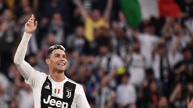Sarri Tempatkan Ronaldo di Sayap Kiri Juventus Pelatih anyar Juventus, Maurizio Sarri, mengaku bakal mengembalikan peran ideal bagi Cristiano Ronaldo di skuat Si Nyonya Tua.
