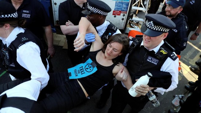 Saat ini setidaknya sudah lebih dari 750 aktivis lingkungan yang memblokade titik-titik utama kota London diamankan polisi, namun itu terus merepotkan petugas.