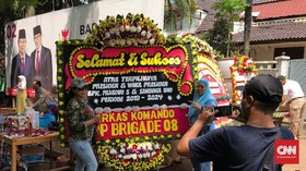 Karangan Bunga 'Prabowo Presiden' Bertebaran di Kertanegara