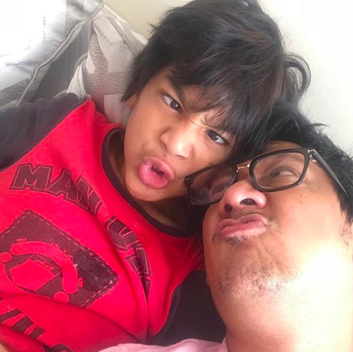 Seru-seruan ala Papa Andre dan Kenzy. Gayanya kompak dan kocak banget, manyun! (Foto: Instagram @andreastaulany)