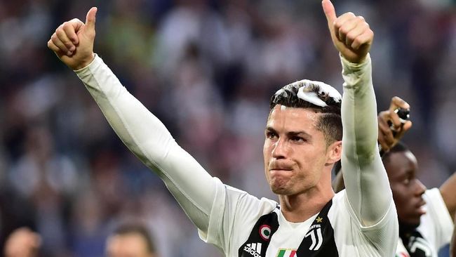 Cristiano Ronaldo jadi orang pertama yang sukses meraih tiga gelar pemain terbaik di tiga kompetisi elite Eropa dari lima liga top Benua Biru.