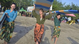 Peringatan Hari Kartini di Atas Papan Selancar Kuta Bali