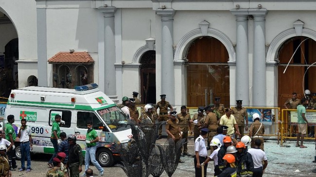 Jumlah korban tewas akibat delapan ledakan di hotel dan gereja di Sri Lanka, Minggu (21/4), terus bertambah dan kini dilaporkan sudah menembus angka 200.