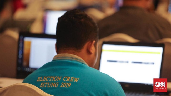 Para relawan pengentri data penghitungan suara Pemilu 2019 merasa lelah, bersiaga hampir 24 jam sehari. Belum lagi serangan tudingan kecurangan di media sosial.