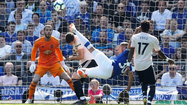 Everton berhasil unggul 2-0 atas Manchester United di babak pertama duel Liga Inggris di Goodison Park, Minggu (21/4).