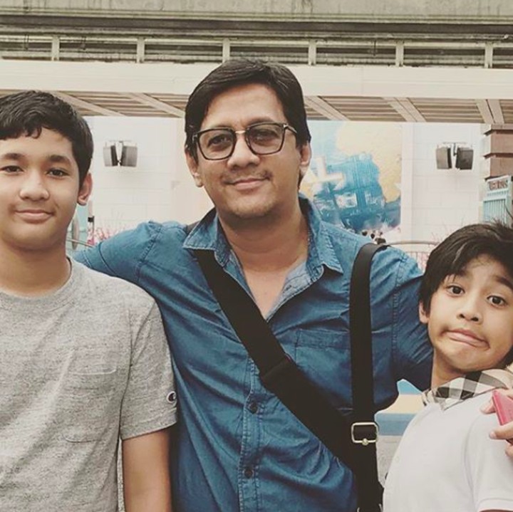 "<em>Taulany Boys</em>," tulis Andre. Dio dan Kenzy enggak kalah ganteng dong sama Papa. He-he-he. (Foto: Instagram @andreastaulany)