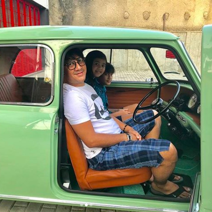 "<em>Tumben bocah2 Pagi pagi minta dianterin sekolah pake si ijo .. pada girang .. berasa naik odong odong katanya,</em>" kata Andre. (Foto: Instagram @andreastaulany)