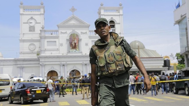 Terkait serangkaian bom di Sri Lanka, setidaknya tujuh orang sudah ditangkap dan tiga orang petugas polisi tewas.
