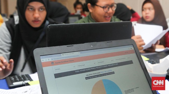 Polisi mengamankan kedua pelaku karena menyebar hoaks tentang polisi terlibat situng dan menjadi viral di media sosial.