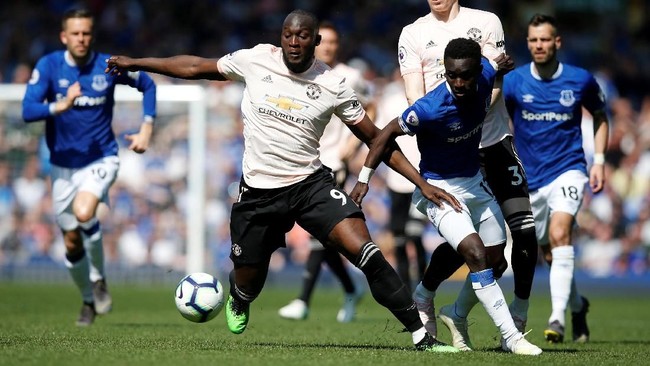 Penyerang Manchester United Romelu Lukaku mendapat hinaan fisik dari suproter Everton dalam pertandingan di Goodison Park, Minggu (21/4).