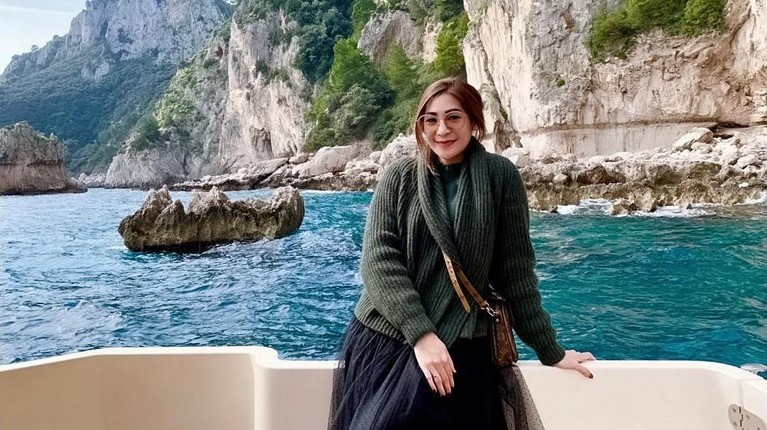 Tengah menjadi sorotan publik, seperti apa sih gaya mewah jalan-jalan ala Erin Taulany yang jarang terekspos media?  Berikut Insertlive sajikan.