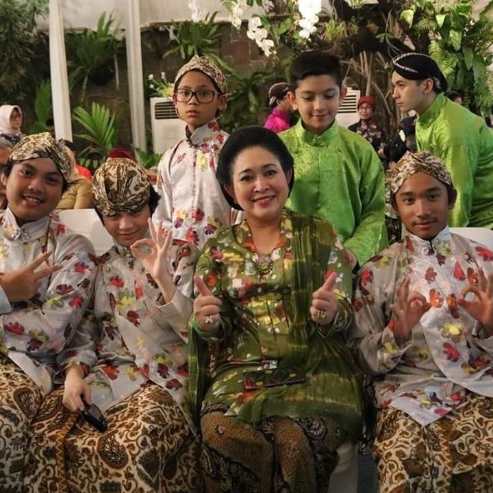 <p><em>Happy</em>-nya Titiek berkumpul bersama cucu keponakan. (Foto: Instagram/ @titieksoeharto) </p>