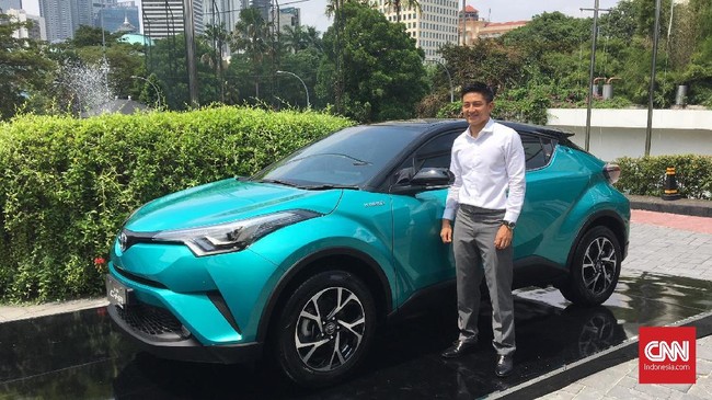 Mantan Pembalap F1 Rio Haryanto tertarik dengan desain C-HR Hybrid. Dia juga mengapresiasi efisiensi bahan bakarnya karena menggendong motor listrik.