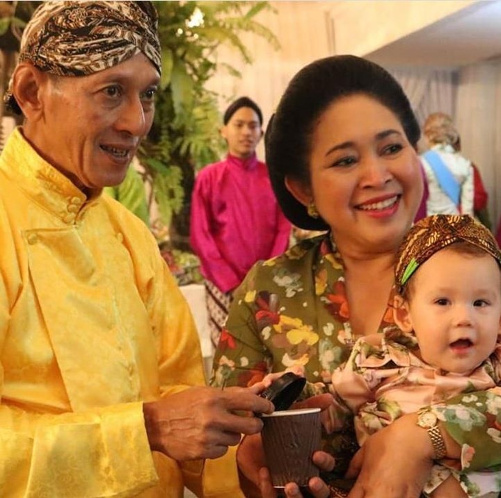 <p>Titiek saat menggendong cucu sang kakak, Sigit Harjojudanto. Aih, cucu Eyang Titiek yang satu ini menggemaskan banget ya. (Foto: Instagram/ @titieksoeharto)</p>