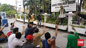 Enam Parpol Geruduk KPU Surabaya Tunjukkan Bukti Kecurangan