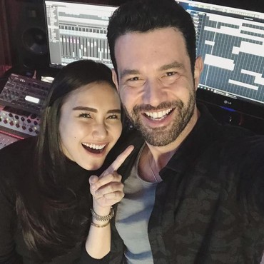 Pose Akrab Ayu Ting Ting dan Aktor Turki, Pacaran?
