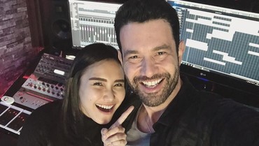 img-title Pose Akrab Ayu Ting Ting dan Aktor Turki, Pacaran?