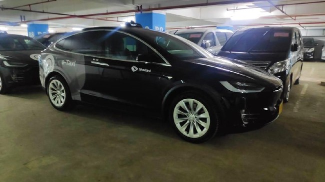 Distributor mobil Tesla di Indonesia, Prestige Image Motorcars, dan Blue Bird menyatakan Model X 75D aman digunakan sebagai taksi listrik.