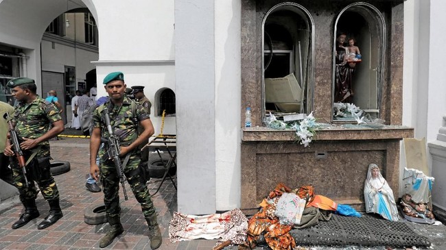 Sri Lankan military officials stand guard in front of the St. Anthony's Shrine, Kochchikade church after an explosion in Colombo, Sri Lanka April 21, 2019. REUTERS/Dinuka Liyanawatte TPX IMAGES OF THE DAY