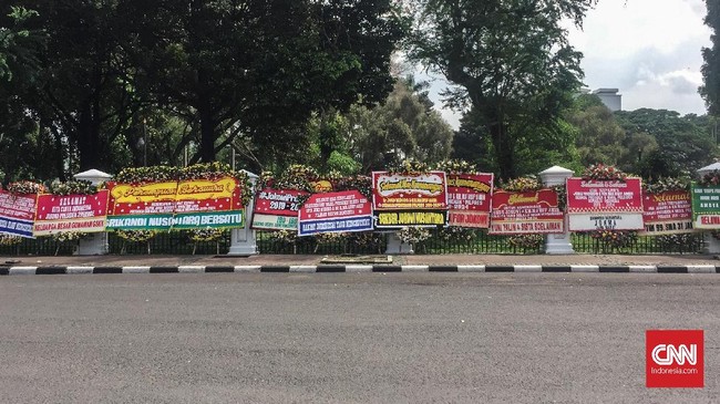 Paslon Jokowi-Ma'ruf mendapat beragam karangan bunga berisi ucapan selamat atas 'kemenangan' dalam Pilpres 2019 berdasar hasil quick count sejumlah lembaga.