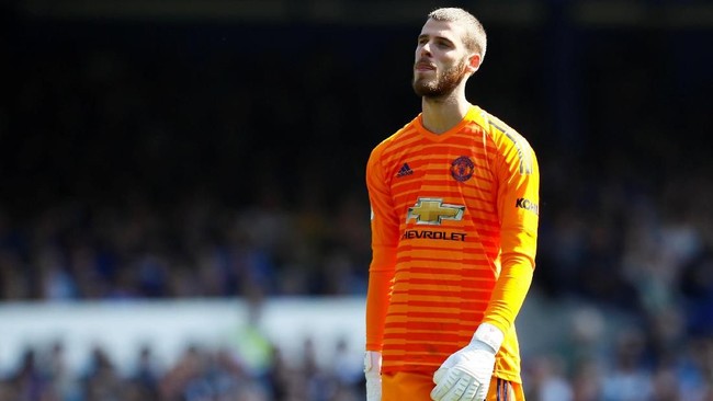 Manajer Manchester United Ole Gunnar Solskjaer didesak untuk mencadangkan kiper David de Gea saat melawan Chelsea pada laga Liga Inggris.