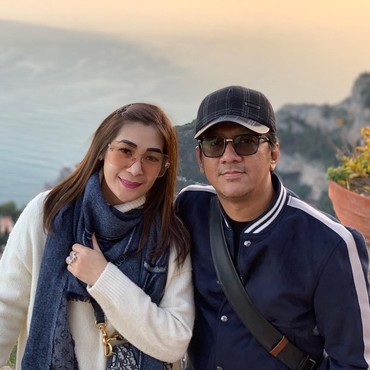 6 Potret Kemesraan Andre Taulany dengan Sang Istri