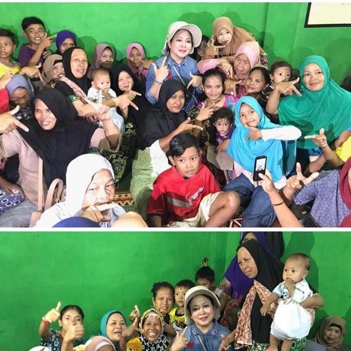 <p>Baik bunda maupun si kecil sama-sama <em>happy</em> bisa <em>wefie</em> bareng Titiek nih. (Foto: Instagram/ @titieksoeharto)</p>
