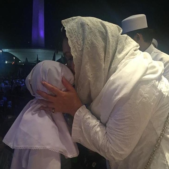 <p>Kecup sayang Titiek untuk seorang gadis kecil. (Foto: Instagram/ @titieksoeharto)</p>
