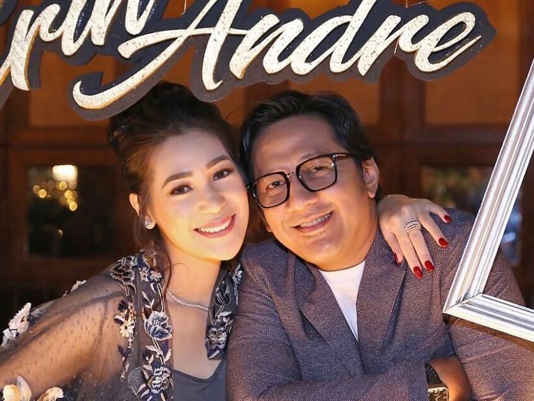 6 Potret Kemesraan Andre Taulany dengan Sang Istri Istri dari Andre Taulany, Erin Taulany, saat ini tengah menjadi perbincangan publik setelah dilaporkan. Andre Taulany sebagai suami tentu tidak diam saja.