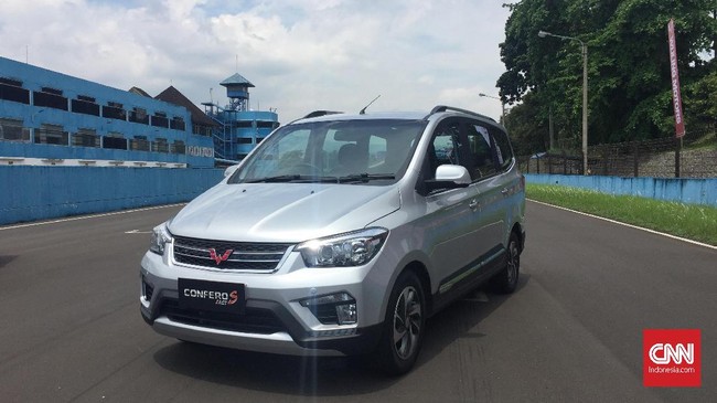 Wuling merupakan merek baru dalam bisnis suplai angkot, sebelumnya sudah ada Suzuki dan Daihatsu.
