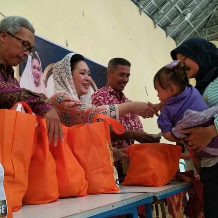 <p>Salim dulu ya, Nak, dengan Bu Titiek. (Foto: Instagram/ @titieksoeharto)</p>